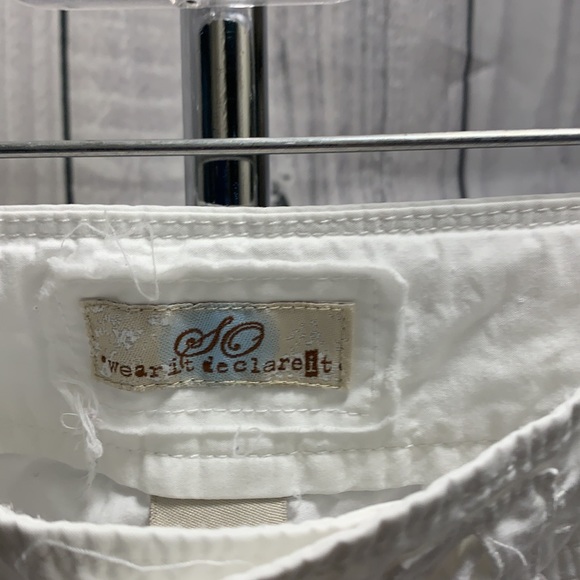 SO ware it declare it, white capris - Picture 7 of 8